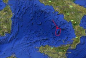 In Italia si concentrano nel Canale di Sicilia e nel Tirreno centrale, una delle zone più profonde del Mediterraneo Occidentale, e geologicamente alla convergenza della placca tettonica Eurasiatica e Africana. Proprio qui è attivo il Marsili, profondo 70km, largo 30, alto 3000m 
